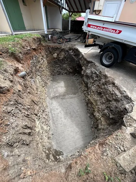 La fouille vide et propre, le camion-grue garé à côté.